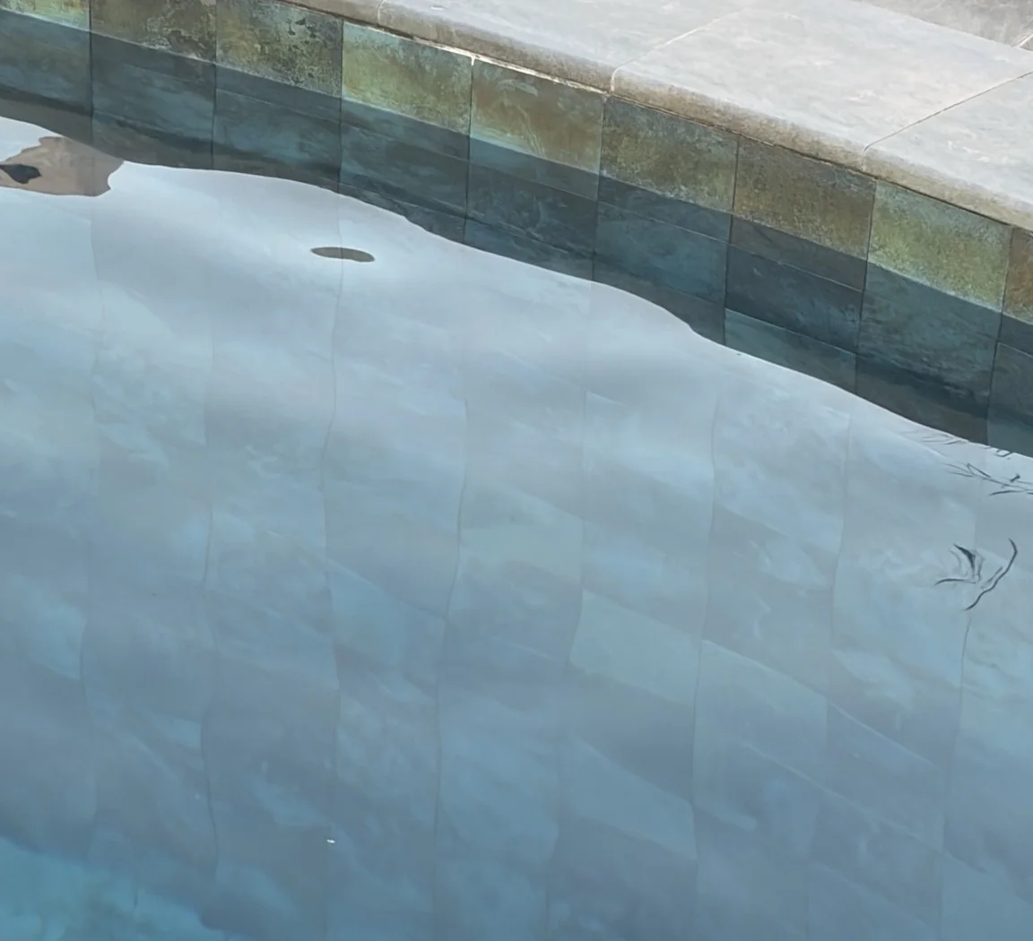 Detalle del borde y la línea de agua de una piscina