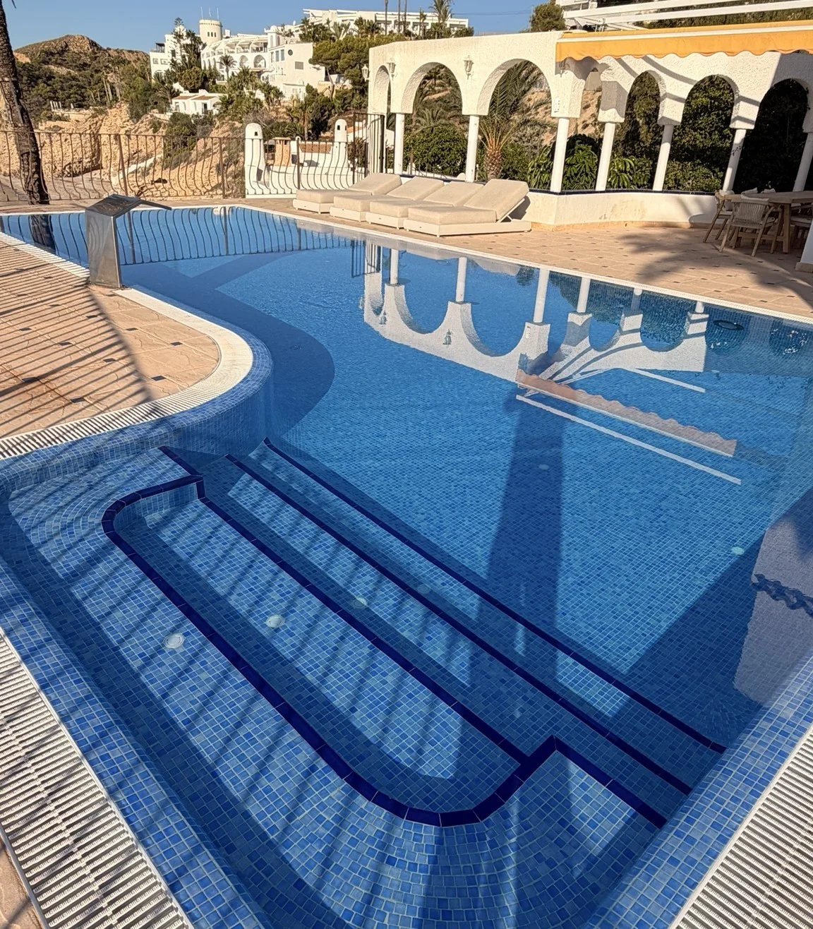 Piscina con escalones de gresite y terraza alrededor